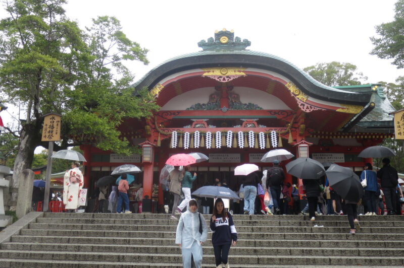 4月になったので伏見稲荷大社にいきました。雨でした。